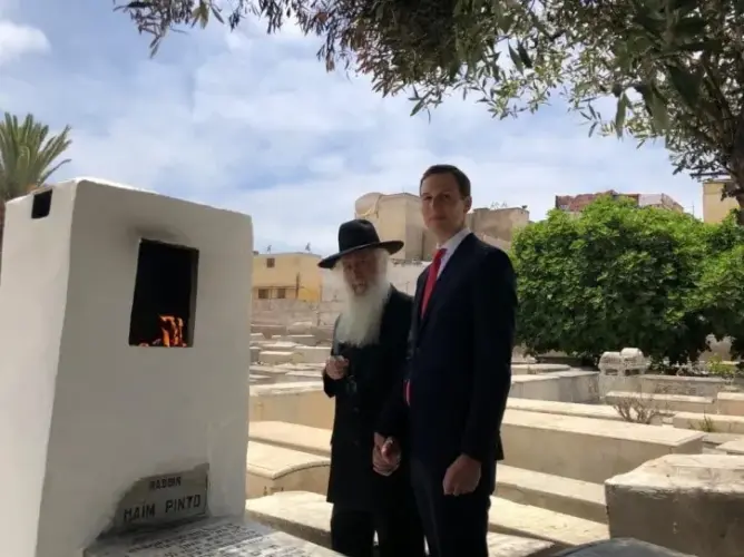 مرفوقا بالجزولي.. صهر ترامب يزور المقبرة اليهودية بالدار البيضاء (فيديو)