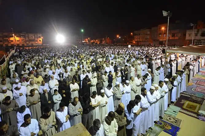 الحكومة تلغي التراويح وتقرر إغلاق المساجد في صلاتي العشاء والفجر خلال رمضان