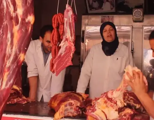 سلوى .. مغربية فرضت عليها الظروف العمل في “الجزارة” (فيديو)