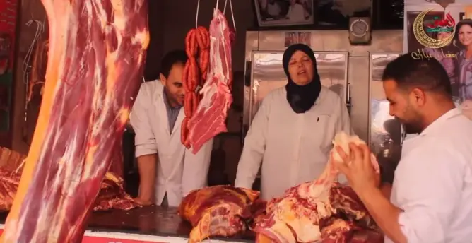 سلوى .. مغربية فرضت عليها الظروف العمل في “الجزارة” (فيديو)