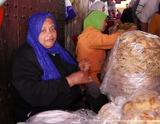 عزيزة.. خمسينية تعيل ثمان بنات ببيع الفطائر طيلة 16 سنة (فيديو)