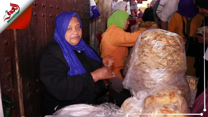 عزيزة.. خمسينية تعيل ثمان بنات ببيع الفطائر طيلة 16 سنة (فيديو)