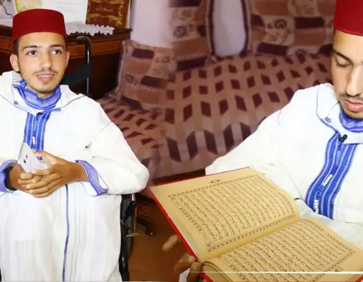 زياد.. شاب مغربي تسلح بالقرآن لمواجهة مرض نادر أقعده (فيديو)