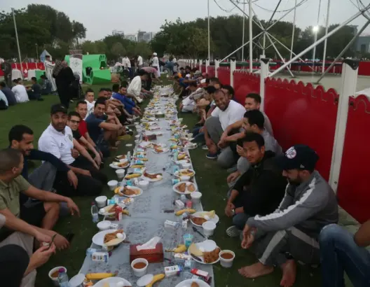 في أكبر إفطار مغربي بالدوحة.. “حريرة وشباكية” وهموم الجالية (صور)