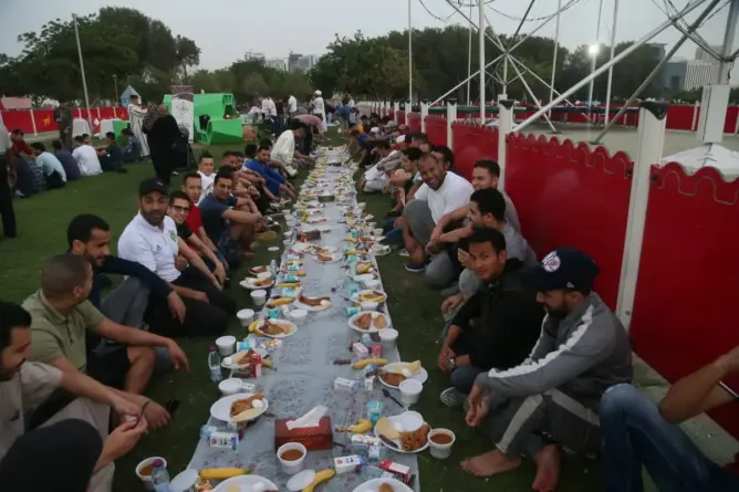 في أكبر إفطار مغربي بالدوحة.. “حريرة وشباكية” وهموم الجالية (صور)