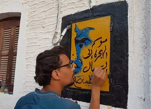 شاب جزائري يحول عدادات كهربائية إلى أغلفة كتب شهيرة