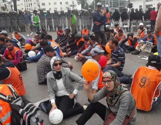 قوات الأمن تفض بالقوة إفطارا جماعيا لأساتذة “الزنزانة 9” أمام البرلمان (صور)