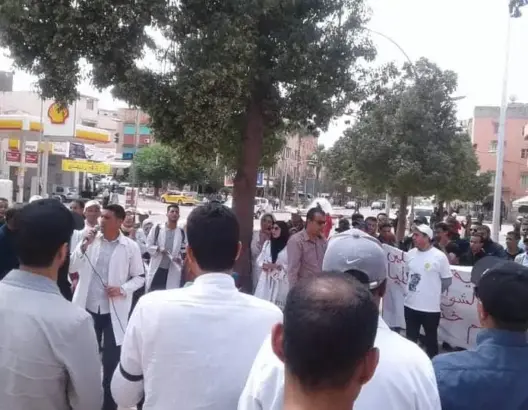 معطلو خنيفرة يصدحون بمطالبهم في فاتح ماي ويلتحمون بالمتعاقدين