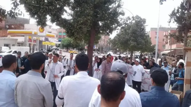 معطلو خنيفرة يصدحون بمطالبهم في فاتح ماي ويلتحمون بالمتعاقدين
