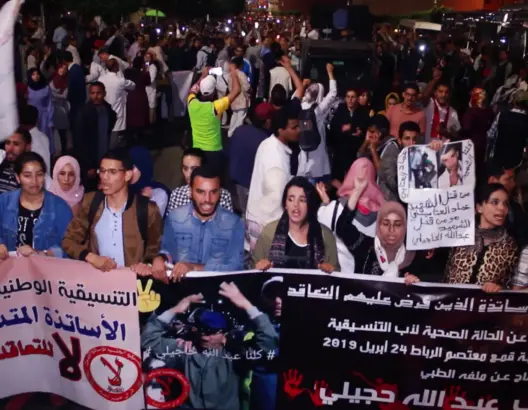 “المتعاقدون” ينيرون ليل آسفي بحثا عن “تحقيق عادل” في مقتل حجيلي (صور وفيديو)