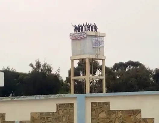 معطلون يعتصمون فوق صهريج مائي  بطانطان لـ3 أيام والسلطات تتدخل (صور)