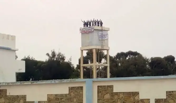 معطلون يعتصمون فوق صهريج مائي  بطانطان لـ3 أيام والسلطات تتدخل (صور)