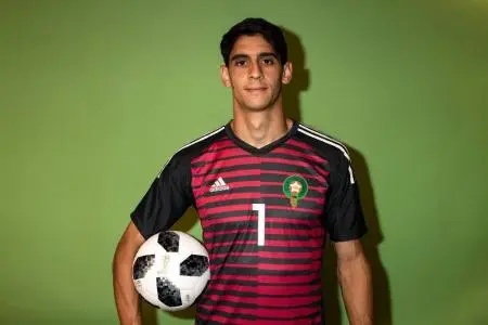 بونو حارس المنتخب يخطف الأضواء في مدرجات مركب الأمير مولاي عبد الله (صور)