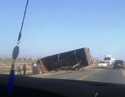 بينهم رضيع.. إصابات في اصطدام شاحنة بحافلة وطاكسي بتيزنيت (فيديو)