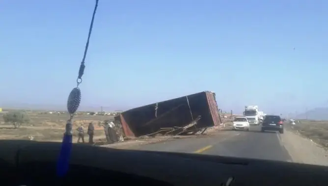 بينهم رضيع.. إصابات في اصطدام شاحنة بحافلة وطاكسي بتيزنيت (فيديو)