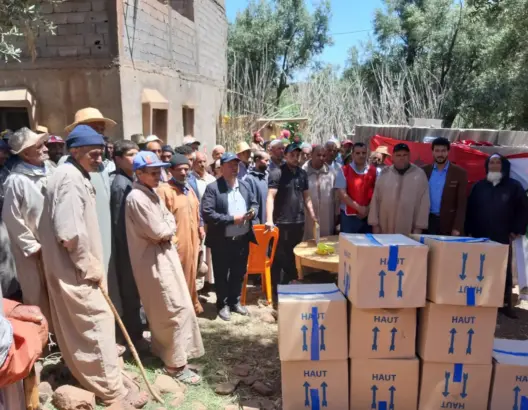 معوزون بستفيدون من مساعدات غذائية بأزيلال (صور)