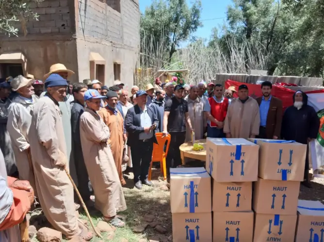 معوزون بستفيدون من مساعدات غذائية بأزيلال (صور)