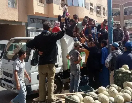 بعد حملة لتحرير الملك العام.. “فراشة” بتزنيت يحتلون شاحنة للجماعة