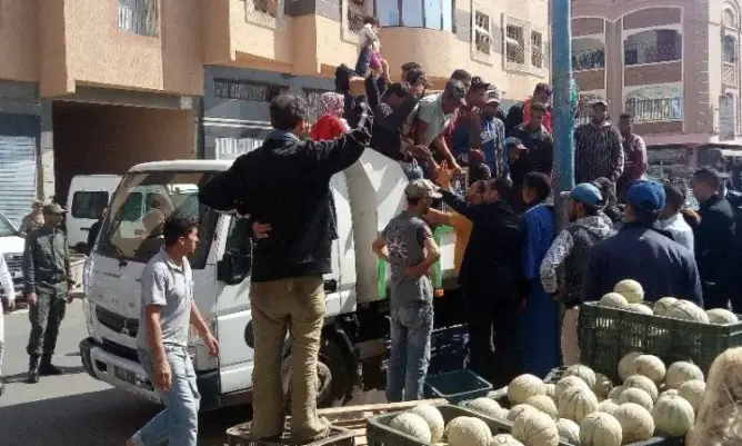 بعد حملة لتحرير الملك العام.. “فراشة” بتزنيت يحتلون شاحنة للجماعة