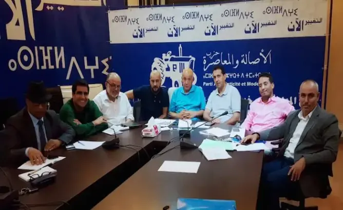بلماحي يجمد عضويته بلجنة أخلاقيات البام وينتقد نشر “تقريرها”