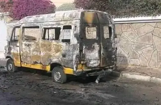نيران كثيفة تلتهم سيارة للنقل المدرسي بالعيون