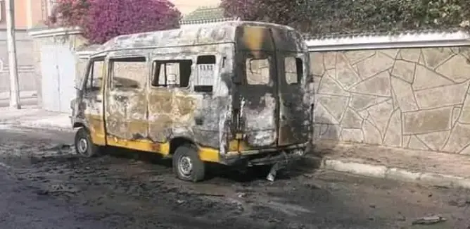 نيران كثيفة تلتهم سيارة للنقل المدرسي بالعيون