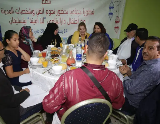 بحضور فنانين.. “أوزون” تنظم إفطارا جماعيا لنزلاء خيرية ببنسليمان (فيديو وصور)
