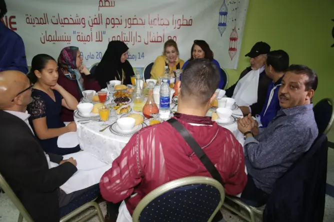 بحضور فنانين.. “أوزون” تنظم إفطارا جماعيا لنزلاء خيرية ببنسليمان (فيديو وصور)