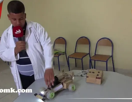 تلميذ مغربي يخترع سيارة “فورميلا 1” من الكارطون والمتلاشيات (فيديو)