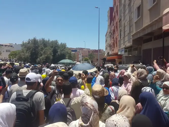 الآلاف يشيعون جنازة حجيلي بآسفي .. والأساتذة يستعدون للاحتجاج (فيديو)