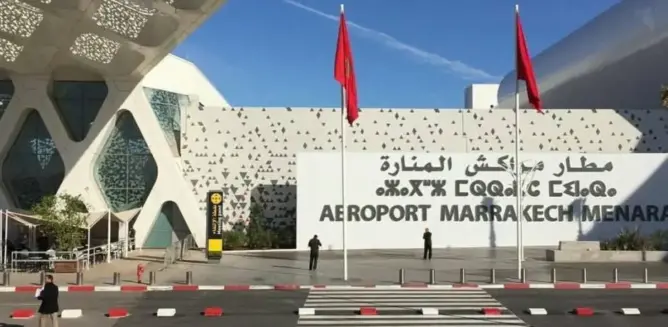 شباك “التاكسي” بمطار مراكش.. خطوة لقطع الطريق على المحتالين تصطدم بمخاوف مهنيين