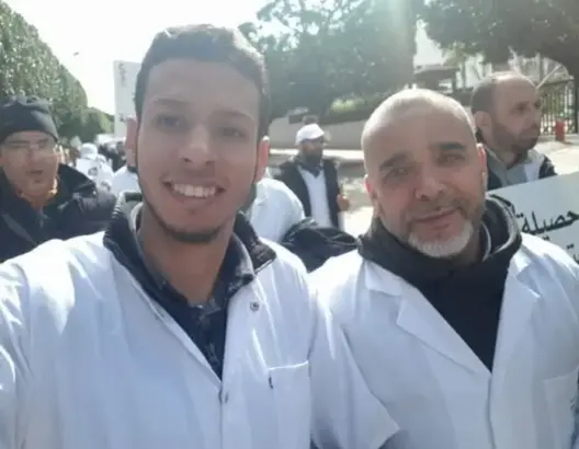 وزارة الصحة “تنتقم” من طبيب ساند ابنه في احتجاجات طلبة الطب