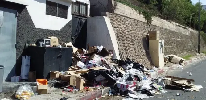مقاه بأكادير حولت الشوارع إلى مطرح للنفايات.. والمجلس يتدخل