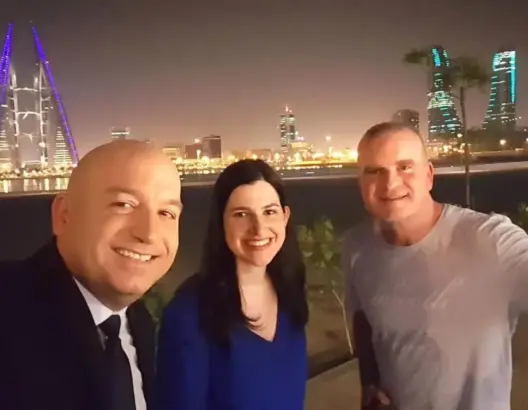 أشرب البيرة اللبنانية بالبحرين.. إسرائيليون يحتفلون بالشرق الأوسط الجديد