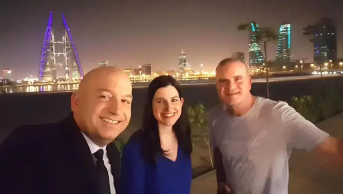 أشرب البيرة اللبنانية بالبحرين.. إسرائيليون يحتفلون بالشرق الأوسط الجديد