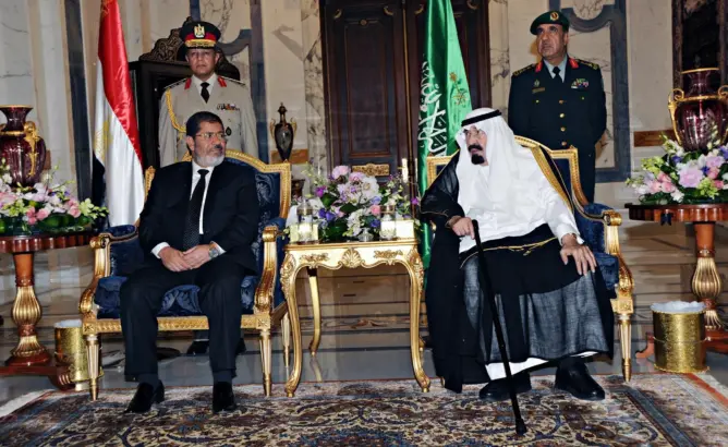 السعودية “تتشفى” في وفاة مرسي .. وتتهم الإخوان بـ”الإرهاب” (صور)