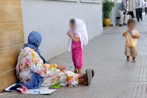 “زحف” المتسولين بالشوارع يؤرق البيضاويين.. وفعاليات تطالب بمحاربة استغلال الأطفال