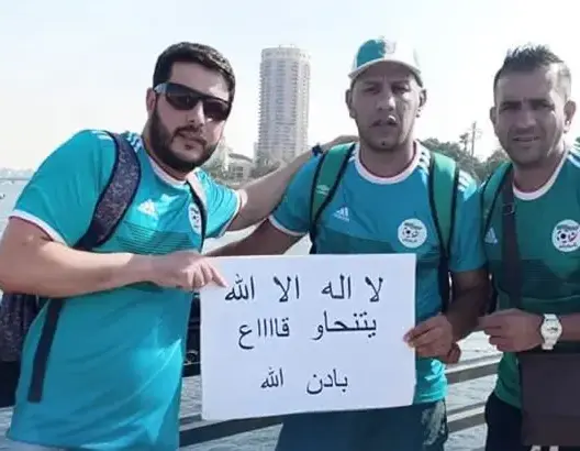 مصر تطرد مشجعا جزائريا رفع “شعارا سياسيا” قبل مباراة “الخضر”