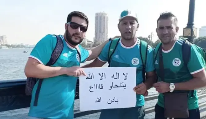 مصر تطرد مشجعا جزائريا رفع “شعارا سياسيا” قبل مباراة “الخضر”