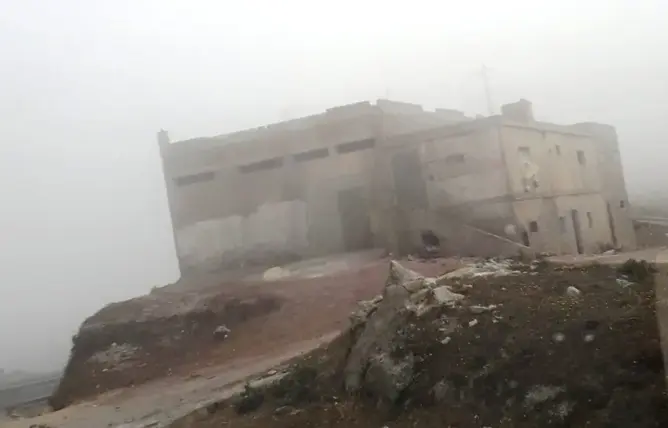 إغلاق بناية مهددة بالانهيار كان يُحتجز فيها مهاجرون أفارقة قرب سبتة