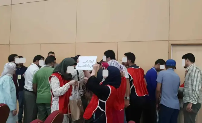 فوضى ومناوشات .. معطلون يمنعون العثماني من إتمام كلمته بوجدة (صور)