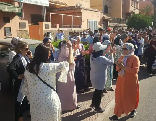 بحضور آبائهم .. طلبة الطب بمراكش ينجحون في مقاطعة الإمتحانات (صور)