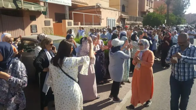 بحضور آبائهم .. طلبة الطب بمراكش ينجحون في مقاطعة الإمتحانات (صور)