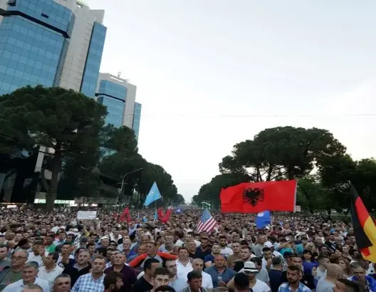 رئيس ألبانيا يعلن إلغاء الانتخابات ورئيس الوزراء يصر على إجرائها