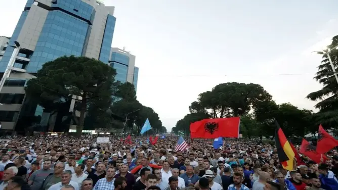 رئيس ألبانيا يعلن إلغاء الانتخابات ورئيس الوزراء يصر على إجرائها