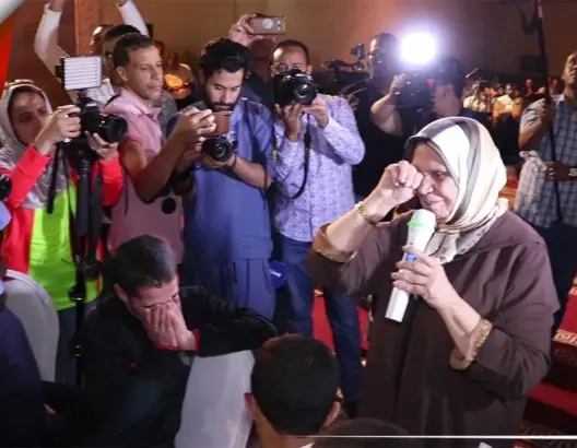 سعاد صابر لنزلاء سجن: أنا آمْكُمْ مَبْقِيتْشْ فِيكُمْ جِيتُو لَهْنَا وْخَلِيتُونِي (فيديو)