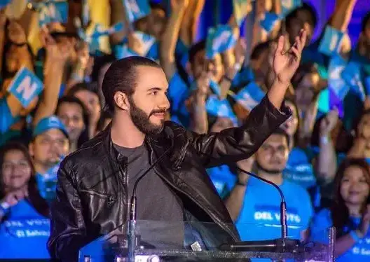 فلسطيني الأصل وصديق للمغرب.. الملك يهنئ بوكيلي بعد إعادة انتخابه رئيسا للسلفادور