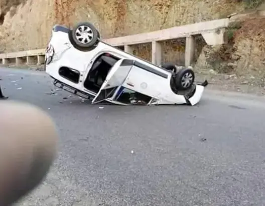 نجاة مسافرين من موت محقق بعد انقلاب سيارة أجرة ضواحي مراكش (صورة)