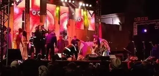 أمام أنظار المسؤولين.. انهيار  قلب المنصة الرسمية لمهرجان كناوة بالصويرة (فيديو)
