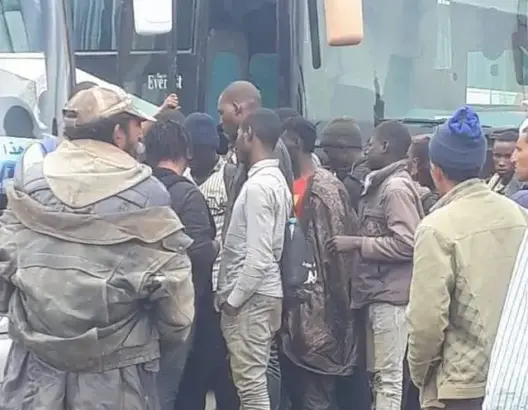 نشطاء يحذرون السلطات من إغراق شوارع أزيلال بالمهاجرين